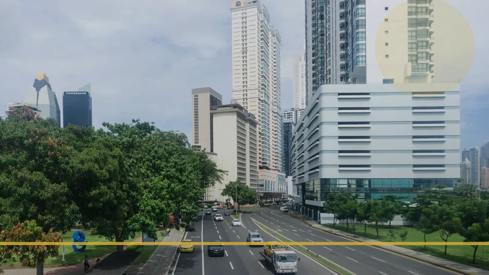 Avenida Balboa con edificios y tráfico en Ciudad de Panamá