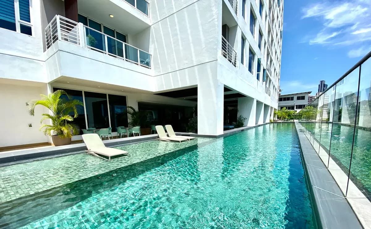 Piscina y Terraza